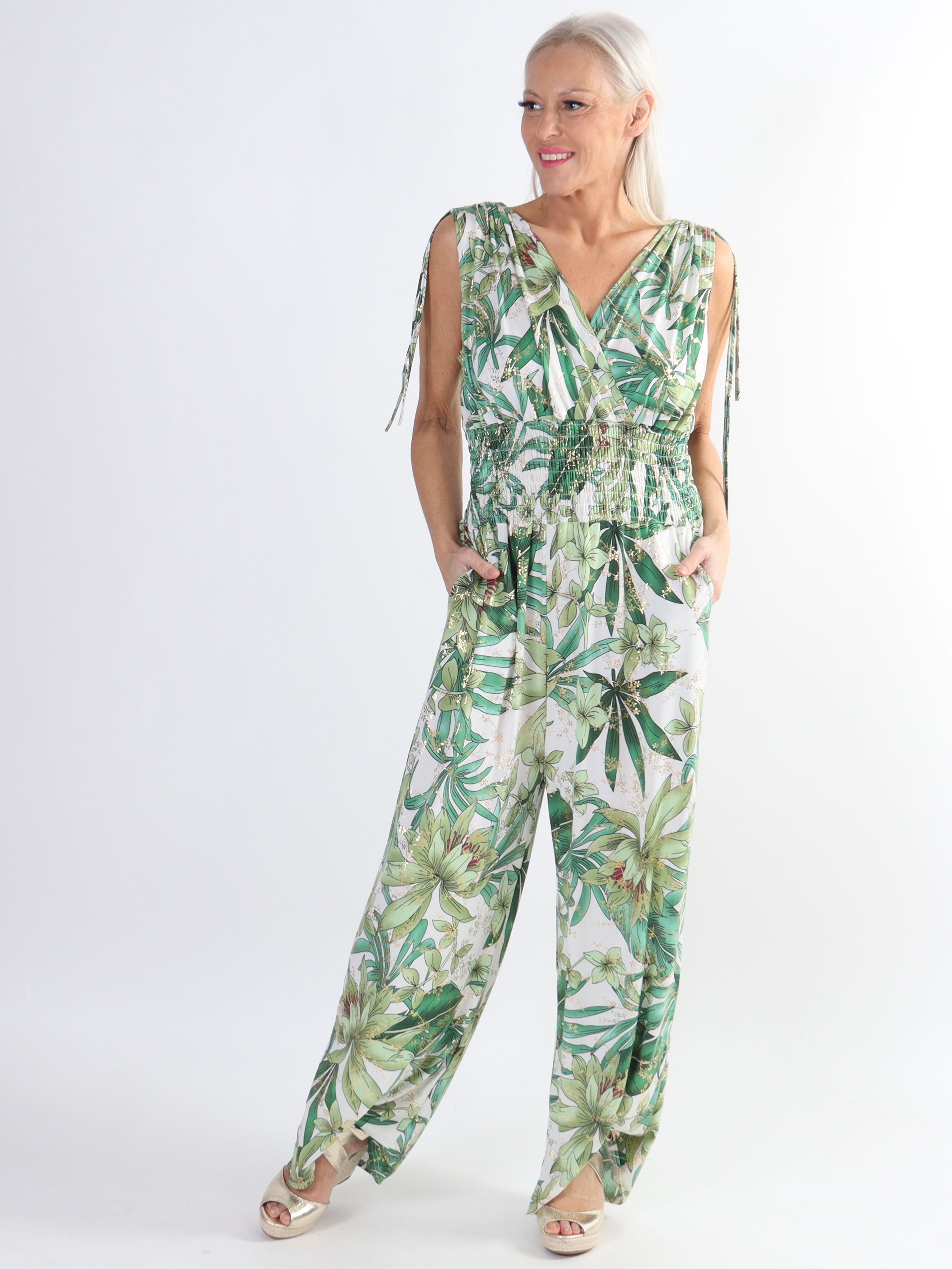 Pams Jumpsuit N/S - Elastisk plus size buksedragt med bladmønster